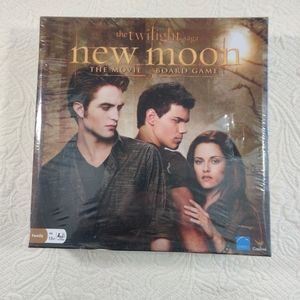 The Twilight Saga New Moon The Movie Board Game for 2 to 8 Players Sealed New